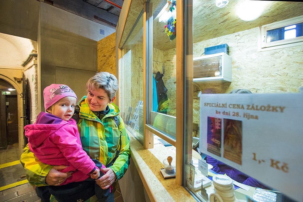 Zdarma nebo za symbolické vstupné 28 korun měli lidé možnost 28. 10. 2015 od dopoledních hodin navštívit vyhledávané turistické cíle, naplněny byly komentované prohlídky radnice, Měšťanské besedy či interiérů Adolfa Loose. Nejen připravený program, ale i podvečerní slavnostní shromáždění u Památníku národního osvobození na náměstí T. G. Masaryka připomnělo 97. výročí založení Československého státu. Za účasti zástupců Poslanecké sněmovny a Senátu Parlamentu České republiky, Plzeňské kraje, města Plzně a dalších institucí vzpomněl primátor města Martin Zrzavecký na významný den naší historie i na takzvané „muže října“, kteří se stali základem úspěchu a prosperity tehdejšího Československa.
