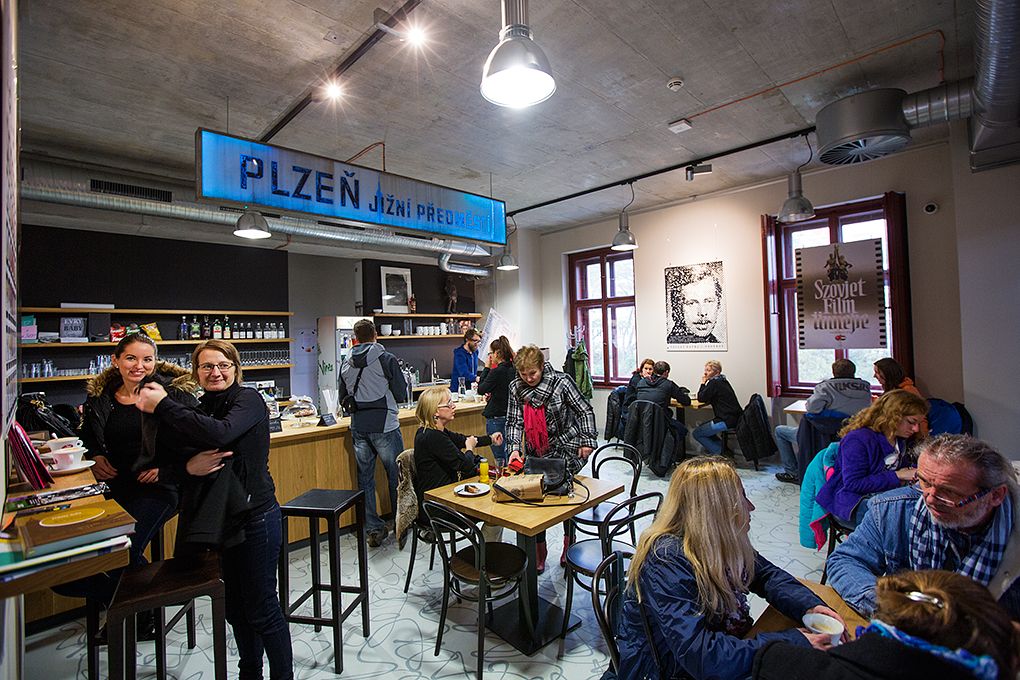 Zdarma nebo za symbolické vstupné 28 korun měli lidé možnost 28. 10. 2015 od dopoledních hodin navštívit vyhledávané turistické cíle, naplněny byly komentované prohlídky radnice, Měšťanské besedy či interiérů Adolfa Loose. Nejen připravený program, ale i podvečerní slavnostní shromáždění u Památníku národního osvobození na náměstí T. G. Masaryka připomnělo 97. výročí založení Československého státu. Za účasti zástupců Poslanecké sněmovny a Senátu Parlamentu České republiky, Plzeňské kraje, města Plzně a dalších institucí vzpomněl primátor města Martin Zrzavecký na významný den naší historie i na takzvané „muže října“, kteří se stali základem úspěchu a prosperity tehdejšího Československa.