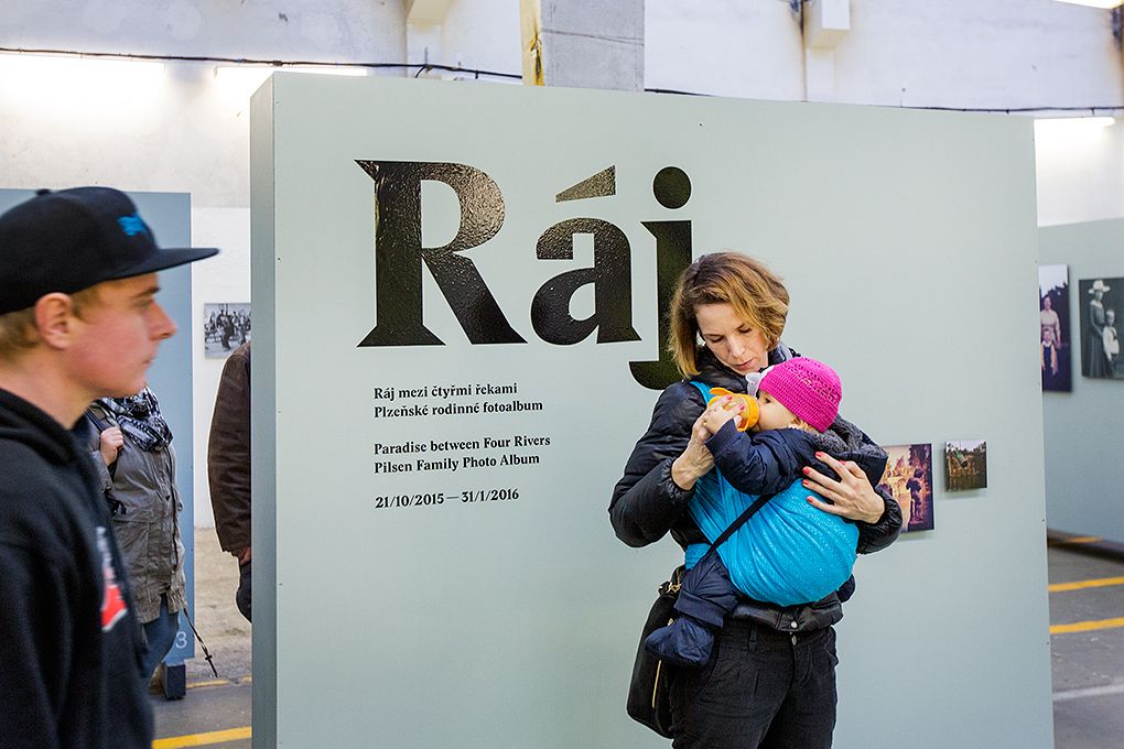 Zdarma nebo za symbolické vstupné 28 korun měli lidé možnost 28. 10. 2015 od dopoledních hodin navštívit vyhledávané turistické cíle, naplněny byly komentované prohlídky radnice, Měšťanské besedy či interiérů Adolfa Loose. Nejen připravený program, ale i podvečerní slavnostní shromáždění u Památníku národního osvobození na náměstí T. G. Masaryka připomnělo 97. výročí založení Československého státu. Za účasti zástupců Poslanecké sněmovny a Senátu Parlamentu České republiky, Plzeňské kraje, města Plzně a dalších institucí vzpomněl primátor města Martin Zrzavecký na významný den naší historie i na takzvané „muže října“, kteří se stali základem úspěchu a prosperity tehdejšího Československa.