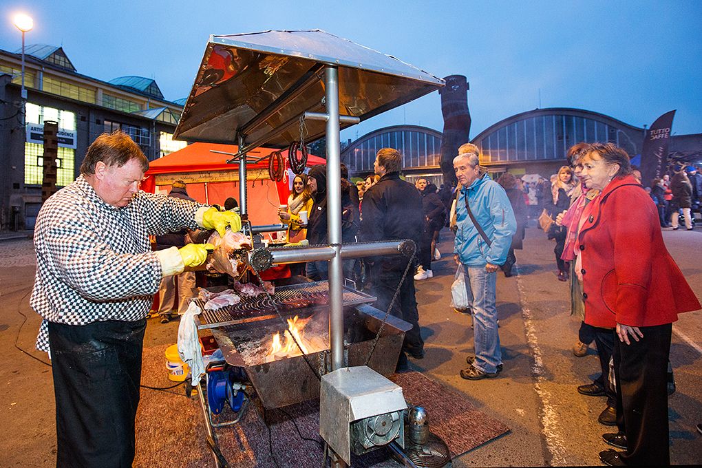 Zdarma nebo za symbolické vstupné 28 korun měli lidé možnost 28. 10. 2015 od dopoledních hodin navštívit vyhledávané turistické cíle, naplněny byly komentované prohlídky radnice, Měšťanské besedy či interiérů Adolfa Loose. Nejen připravený program, ale i podvečerní slavnostní shromáždění u Památníku národního osvobození na náměstí T. G. Masaryka připomnělo 97. výročí založení Československého státu. Za účasti zástupců Poslanecké sněmovny a Senátu Parlamentu České republiky, Plzeňské kraje, města Plzně a dalších institucí vzpomněl primátor města Martin Zrzavecký na významný den naší historie i na takzvané „muže října“, kteří se stali základem úspěchu a prosperity tehdejšího Československa.