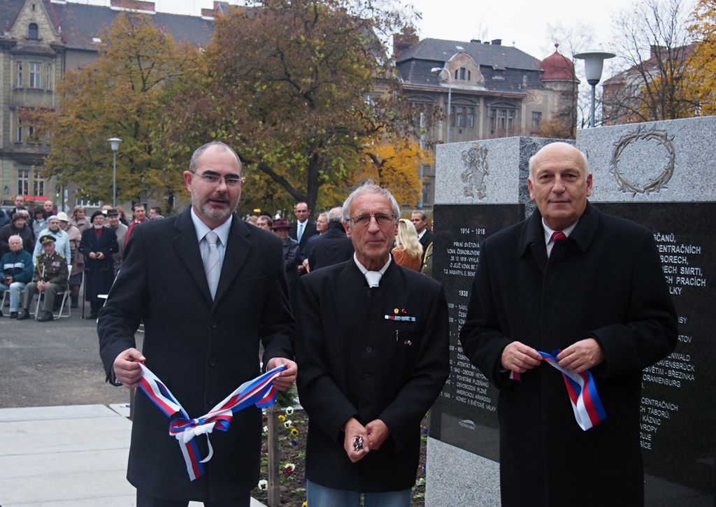 Zdarma nebo za symbolické vstupné 28 korun měli lidé možnost 28. 10. 2015 od dopoledních hodin navštívit vyhledávané turistické cíle, naplněny byly komentované prohlídky radnice, Měšťanské besedy či interiérů Adolfa Loose. Nejen připravený program, ale i podvečerní slavnostní shromáždění u Památníku národního osvobození na náměstí T. G. Masaryka připomnělo 97. výročí založení Československého státu. Za účasti zástupců Poslanecké sněmovny a Senátu Parlamentu České republiky, Plzeňské kraje, města Plzně a dalších institucí vzpomněl primátor města Martin Zrzavecký na významný den naší historie i na takzvané „muže října“, kteří se stali základem úspěchu a prosperity tehdejšího Československa.