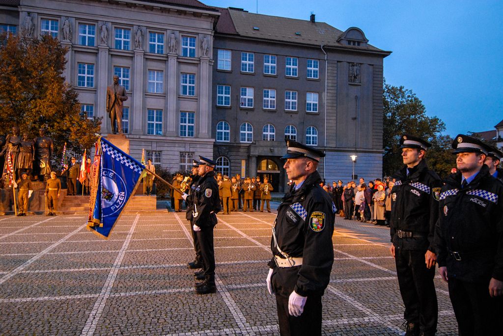 Zdarma nebo za symbolické vstupné 28 korun měli lidé možnost 28. 10. 2015 od dopoledních hodin navštívit vyhledávané turistické cíle, naplněny byly komentované prohlídky radnice, Měšťanské besedy či interiérů Adolfa Loose. Nejen připravený program, ale i podvečerní slavnostní shromáždění u Památníku národního osvobození na náměstí T. G. Masaryka připomnělo 97. výročí založení Československého státu. Za účasti zástupců Poslanecké sněmovny a Senátu Parlamentu České republiky, Plzeňské kraje, města Plzně a dalších institucí vzpomněl primátor města Martin Zrzavecký na významný den naší historie i na takzvané „muže října“, kteří se stali základem úspěchu a prosperity tehdejšího Československa.