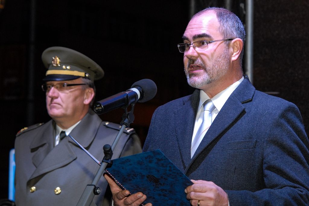 Zdarma nebo za symbolické vstupné 28 korun měli lidé možnost 28. 10. 2015 od dopoledních hodin navštívit vyhledávané turistické cíle, naplněny byly komentované prohlídky radnice, Měšťanské besedy či interiérů Adolfa Loose. Nejen připravený program, ale i podvečerní slavnostní shromáždění u Památníku národního osvobození na náměstí T. G. Masaryka připomnělo 97. výročí založení Československého státu. Za účasti zástupců Poslanecké sněmovny a Senátu Parlamentu České republiky, Plzeňské kraje, města Plzně a dalších institucí vzpomněl primátor města Martin Zrzavecký na významný den naší historie i na takzvané „muže října“, kteří se stali základem úspěchu a prosperity tehdejšího Československa.