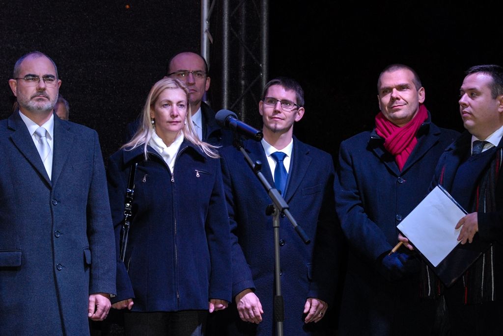 Zdarma nebo za symbolické vstupné 28 korun měli lidé možnost 28. 10. 2015 od dopoledních hodin navštívit vyhledávané turistické cíle, naplněny byly komentované prohlídky radnice, Měšťanské besedy či interiérů Adolfa Loose. Nejen připravený program, ale i podvečerní slavnostní shromáždění u Památníku národního osvobození na náměstí T. G. Masaryka připomnělo 97. výročí založení Československého státu. Za účasti zástupců Poslanecké sněmovny a Senátu Parlamentu České republiky, Plzeňské kraje, města Plzně a dalších institucí vzpomněl primátor města Martin Zrzavecký na významný den naší historie i na takzvané „muže října“, kteří se stali základem úspěchu a prosperity tehdejšího Československa.