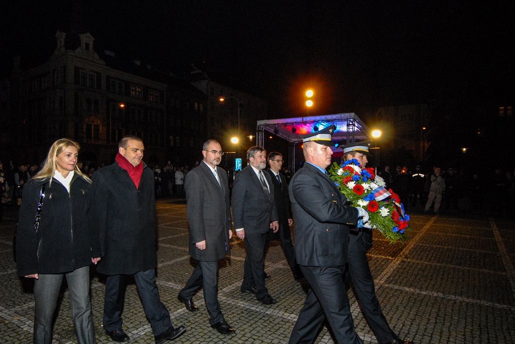 Zdarma nebo za symbolické vstupné 28 korun měli lidé možnost 28. 10. 2015 od dopoledních hodin navštívit vyhledávané turistické cíle, naplněny byly komentované prohlídky radnice, Měšťanské besedy či interiérů Adolfa Loose. Nejen připravený program, ale i podvečerní slavnostní shromáždění u Památníku národního osvobození na náměstí T. G. Masaryka připomnělo 97. výročí založení Československého státu. Za účasti zástupců Poslanecké sněmovny a Senátu Parlamentu České republiky, Plzeňské kraje, města Plzně a dalších institucí vzpomněl primátor města Martin Zrzavecký na významný den naší historie i na takzvané „muže října“, kteří se stali základem úspěchu a prosperity tehdejšího Československa.