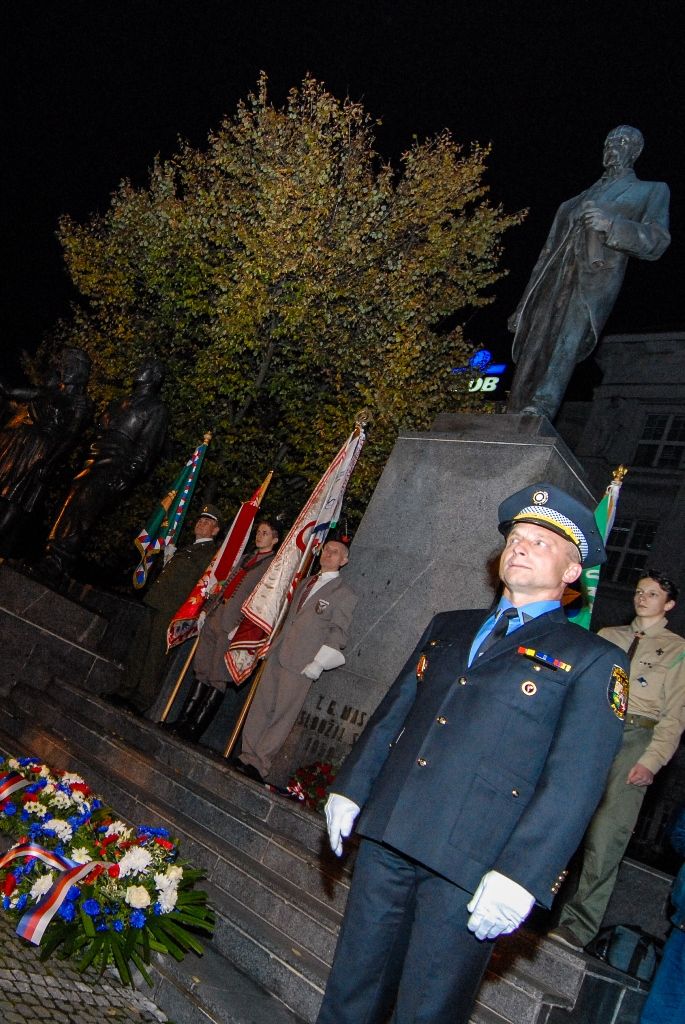 Zdarma nebo za symbolické vstupné 28 korun měli lidé možnost 28. 10. 2015 od dopoledních hodin navštívit vyhledávané turistické cíle, naplněny byly komentované prohlídky radnice, Měšťanské besedy či interiérů Adolfa Loose. Nejen připravený program, ale i podvečerní slavnostní shromáždění u Památníku národního osvobození na náměstí T. G. Masaryka připomnělo 97. výročí založení Československého státu. Za účasti zástupců Poslanecké sněmovny a Senátu Parlamentu České republiky, Plzeňské kraje, města Plzně a dalších institucí vzpomněl primátor města Martin Zrzavecký na významný den naší historie i na takzvané „muže října“, kteří se stali základem úspěchu a prosperity tehdejšího Československa.