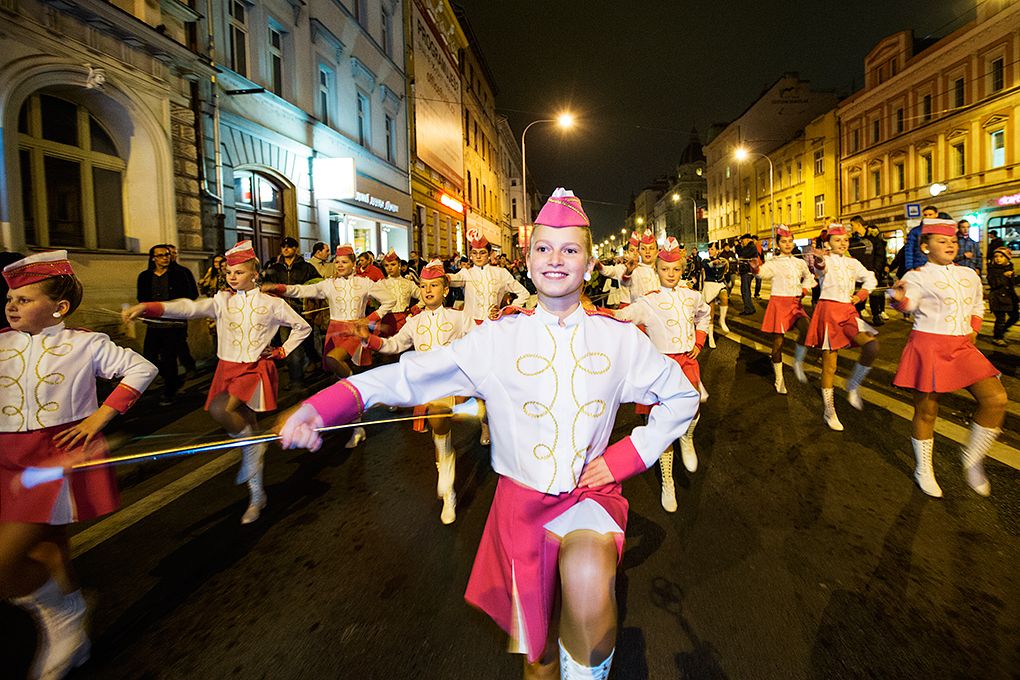 Zdarma nebo za symbolické vstupné 28 korun měli lidé možnost 28. 10. 2015 od dopoledních hodin navštívit vyhledávané turistické cíle, naplněny byly komentované prohlídky radnice, Měšťanské besedy či interiérů Adolfa Loose. Nejen připravený program, ale i podvečerní slavnostní shromáždění u Památníku národního osvobození na náměstí T. G. Masaryka připomnělo 97. výročí založení Československého státu. Za účasti zástupců Poslanecké sněmovny a Senátu Parlamentu České republiky, Plzeňské kraje, města Plzně a dalších institucí vzpomněl primátor města Martin Zrzavecký na významný den naší historie i na takzvané „muže října“, kteří se stali základem úspěchu a prosperity tehdejšího Československa.