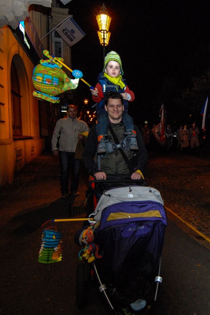 Zdarma nebo za symbolické vstupné 28 korun měli lidé možnost 28. 10. 2015 od dopoledních hodin navštívit vyhledávané turistické cíle, naplněny byly komentované prohlídky radnice, Měšťanské besedy či interiérů Adolfa Loose. Nejen připravený program, ale i podvečerní slavnostní shromáždění u Památníku národního osvobození na náměstí T. G. Masaryka připomnělo 97. výročí založení Československého státu. Za účasti zástupců Poslanecké sněmovny a Senátu Parlamentu České republiky, Plzeňské kraje, města Plzně a dalších institucí vzpomněl primátor města Martin Zrzavecký na významný den naší historie i na takzvané „muže října“, kteří se stali základem úspěchu a prosperity tehdejšího Československa.