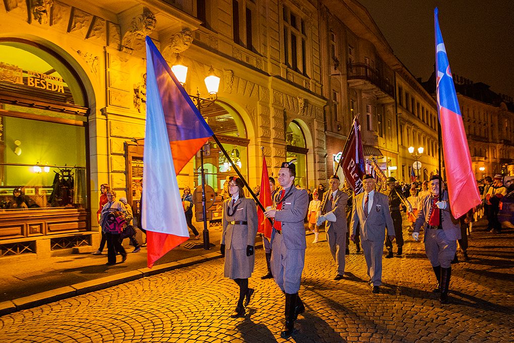 Zdarma nebo za symbolické vstupné 28 korun měli lidé možnost 28. 10. 2015 od dopoledních hodin navštívit vyhledávané turistické cíle, naplněny byly komentované prohlídky radnice, Měšťanské besedy či interiérů Adolfa Loose. Nejen připravený program, ale i podvečerní slavnostní shromáždění u Památníku národního osvobození na náměstí T. G. Masaryka připomnělo 97. výročí založení Československého státu. Za účasti zástupců Poslanecké sněmovny a Senátu Parlamentu České republiky, Plzeňské kraje, města Plzně a dalších institucí vzpomněl primátor města Martin Zrzavecký na významný den naší historie i na takzvané „muže října“, kteří se stali základem úspěchu a prosperity tehdejšího Československa.