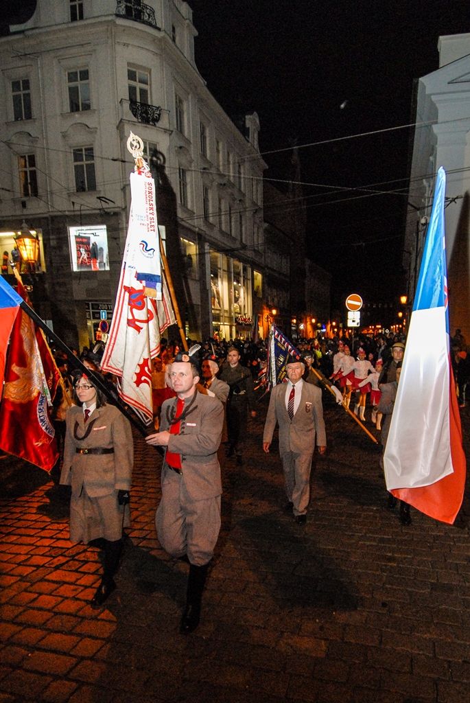 Zdarma nebo za symbolické vstupné 28 korun měli lidé možnost 28. 10. 2015 od dopoledních hodin navštívit vyhledávané turistické cíle, naplněny byly komentované prohlídky radnice, Měšťanské besedy či interiérů Adolfa Loose. Nejen připravený program, ale i podvečerní slavnostní shromáždění u Památníku národního osvobození na náměstí T. G. Masaryka připomnělo 97. výročí založení Československého státu. Za účasti zástupců Poslanecké sněmovny a Senátu Parlamentu České republiky, Plzeňské kraje, města Plzně a dalších institucí vzpomněl primátor města Martin Zrzavecký na významný den naší historie i na takzvané „muže října“, kteří se stali základem úspěchu a prosperity tehdejšího Československa.