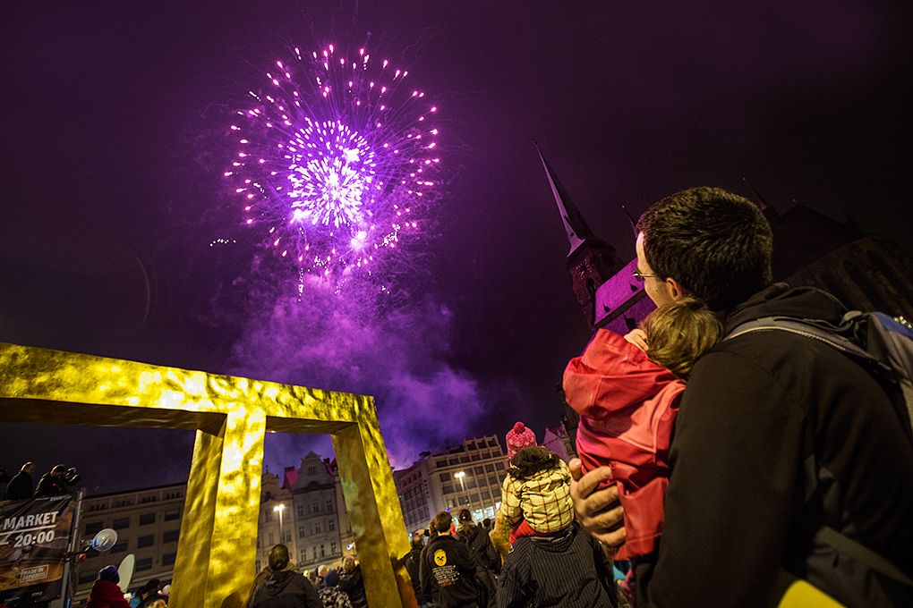 Zdarma nebo za symbolické vstupné 28 korun měli lidé možnost 28. 10. 2015 od dopoledních hodin navštívit vyhledávané turistické cíle, naplněny byly komentované prohlídky radnice, Měšťanské besedy či interiérů Adolfa Loose. Nejen připravený program, ale i podvečerní slavnostní shromáždění u Památníku národního osvobození na náměstí T. G. Masaryka připomnělo 97. výročí založení Československého státu. Za účasti zástupců Poslanecké sněmovny a Senátu Parlamentu České republiky, Plzeňské kraje, města Plzně a dalších institucí vzpomněl primátor města Martin Zrzavecký na významný den naší historie i na takzvané „muže října“, kteří se stali základem úspěchu a prosperity tehdejšího Československa.