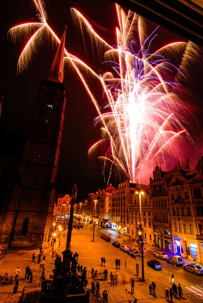 Zdarma nebo za symbolické vstupné 28 korun měli lidé možnost 28. 10. 2015 od dopoledních hodin navštívit vyhledávané turistické cíle, naplněny byly komentované prohlídky radnice, Měšťanské besedy či interiérů Adolfa Loose. Nejen připravený program, ale i podvečerní slavnostní shromáždění u Památníku národního osvobození na náměstí T. G. Masaryka připomnělo 97. výročí založení Československého státu. Za účasti zástupců Poslanecké sněmovny a Senátu Parlamentu České republiky, Plzeňské kraje, města Plzně a dalších institucí vzpomněl primátor města Martin Zrzavecký na významný den naší historie i na takzvané „muže října“, kteří se stali základem úspěchu a prosperity tehdejšího Československa.
