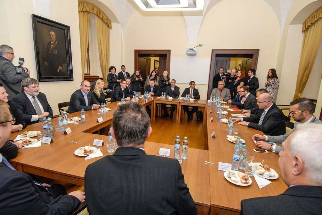 Za neocenitelné označil dnes (3.11.2015) dopoledne v Plzni předseda vlády České republiky Bohuslav Sobotka zkušenosti Plzně s titulem Evropské hlavní město kultury. Podle něj tyto zkušenosti bude možné využít pro úvahy dalších velkých českých měst, pokud se někdy v budoucnu rozhodnou ucházet o získání stejného titulu. Plzni projekt pomohl zpropagovat její novou dimenzi, krajská metropole známá jako město piva, strojírenství a průmyslu výrazně posílila také v kulturní rovině, uvedl Bohuslav Sobotka. Ten se při setkání s vedením města, podnikateli a zástupci příspěvkových organizací zajímal i o projekty v sociální oblasti, v dopravě, o výstavbu spalovny, tématem byla i podpora technického vzdělávání.