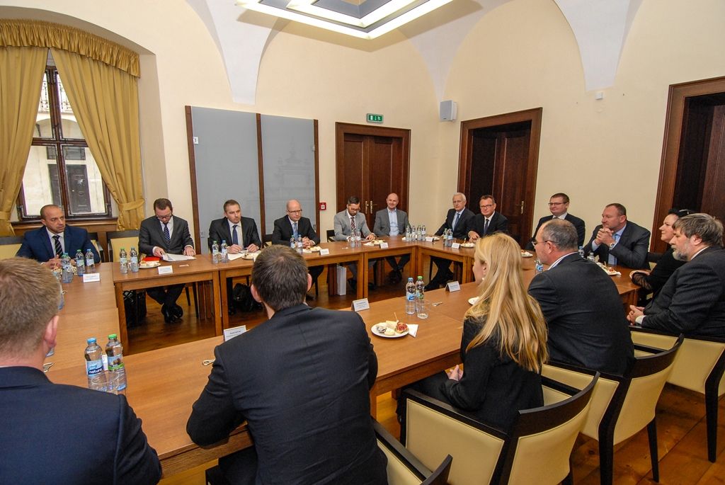 Za neocenitelné označil dnes (3.11.2015) dopoledne v Plzni předseda vlády České republiky Bohuslav Sobotka zkušenosti Plzně s titulem Evropské hlavní město kultury. Podle něj tyto zkušenosti bude možné využít pro úvahy dalších velkých českých měst, pokud se někdy v budoucnu rozhodnou ucházet o získání stejného titulu. Plzni projekt pomohl zpropagovat její novou dimenzi, krajská metropole známá jako město piva, strojírenství a průmyslu výrazně posílila také v kulturní rovině, uvedl Bohuslav Sobotka. Ten se při setkání s vedením města, podnikateli a zástupci příspěvkových organizací zajímal i o projekty v sociální oblasti, v dopravě, o výstavbu spalovny, tématem byla i podpora technického vzdělávání.