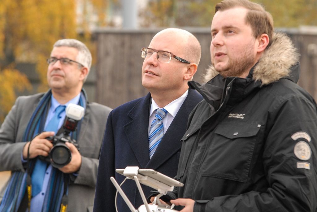 Za neocenitelné označil dnes (3.11.2015) dopoledne v Plzni předseda vlády České republiky Bohuslav Sobotka zkušenosti Plzně s titulem Evropské hlavní město kultury. Podle něj tyto zkušenosti bude možné využít pro úvahy dalších velkých českých měst, pokud se někdy v budoucnu rozhodnou ucházet o získání stejného titulu. Plzni projekt pomohl zpropagovat její novou dimenzi, krajská metropole známá jako město piva, strojírenství a průmyslu výrazně posílila také v kulturní rovině, uvedl Bohuslav Sobotka. Ten se při setkání s vedením města, podnikateli a zástupci příspěvkových organizací zajímal i o projekty v sociální oblasti, v dopravě, o výstavbu spalovny, tématem byla i podpora technického vzdělávání.