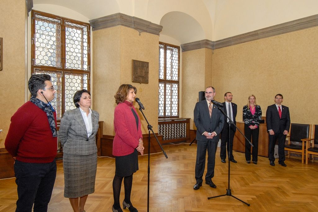 Plzeň v těchto dnech hostí delegaci Výboru pro kulturu a vzdělávání Evropského parlamentu. Na dnešní (4.11.2015) slavnostní recepci je v budově historické radnice přivítal primátor města Martin Zrzavecký a další členové Rady města Plzně. „Jsme skoro na konci ročního projektu, ale už nyní můžeme konstatovat, že šlo o projekt úspěšný. Je to zásluha právě těch lidí, kteří tady s námi dnes jsou,“ uvedl primátor. Setkání s europoslanci se kromě vedení radnice zúčastnili také zástupci plzeňských kulturních institucí.