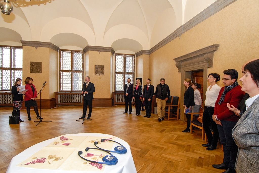 Plzeň v těchto dnech hostí delegaci Výboru pro kulturu a vzdělávání Evropského parlamentu. Na dnešní (4.11.2015) slavnostní recepci je v budově historické radnice přivítal primátor města Martin Zrzavecký a další členové Rady města Plzně. „Jsme skoro na konci ročního projektu, ale už nyní můžeme konstatovat, že šlo o projekt úspěšný. Je to zásluha právě těch lidí, kteří tady s námi dnes jsou,“ uvedl primátor. Setkání s europoslanci se kromě vedení radnice zúčastnili také zástupci plzeňských kulturních institucí.
