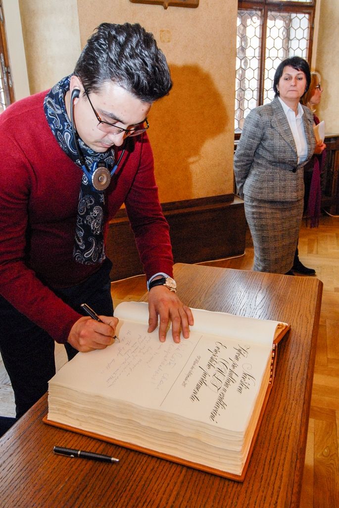 Plzeň v těchto dnech hostí delegaci Výboru pro kulturu a vzdělávání Evropského parlamentu. Na dnešní (4.11.2015) slavnostní recepci je v budově historické radnice přivítal primátor města Martin Zrzavecký a další členové Rady města Plzně. „Jsme skoro na konci ročního projektu, ale už nyní můžeme konstatovat, že šlo o projekt úspěšný. Je to zásluha právě těch lidí, kteří tady s námi dnes jsou,“ uvedl primátor. Setkání s europoslanci se kromě vedení radnice zúčastnili také zástupci plzeňských kulturních institucí.
