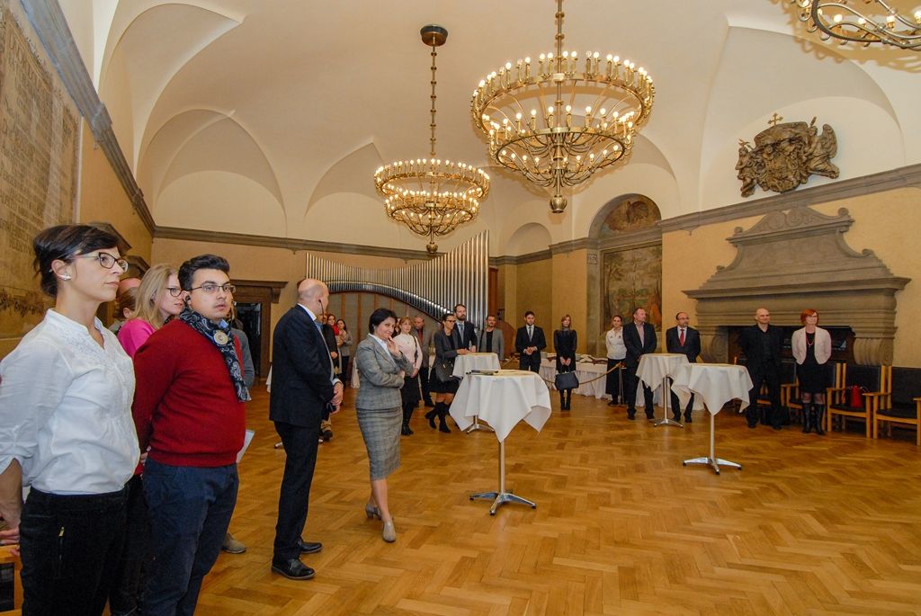 Plzeň v těchto dnech hostí delegaci Výboru pro kulturu a vzdělávání Evropského parlamentu. Na dnešní (4.11.2015) slavnostní recepci je v budově historické radnice přivítal primátor města Martin Zrzavecký a další členové Rady města Plzně. „Jsme skoro na konci ročního projektu, ale už nyní můžeme konstatovat, že šlo o projekt úspěšný. Je to zásluha právě těch lidí, kteří tady s námi dnes jsou,“ uvedl primátor. Setkání s europoslanci se kromě vedení radnice zúčastnili také zástupci plzeňských kulturních institucí.