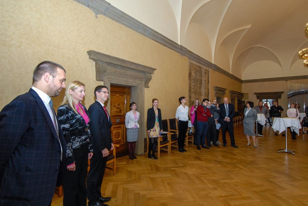 Plzeň v těchto dnech hostí delegaci Výboru pro kulturu a vzdělávání Evropského parlamentu. Na dnešní (4.11.2015) slavnostní recepci je v budově historické radnice přivítal primátor města Martin Zrzavecký a další členové Rady města Plzně. „Jsme skoro na konci ročního projektu, ale už nyní můžeme konstatovat, že šlo o projekt úspěšný. Je to zásluha právě těch lidí, kteří tady s námi dnes jsou,“ uvedl primátor. Setkání s europoslanci se kromě vedení radnice zúčastnili také zástupci plzeňských kulturních institucí.
