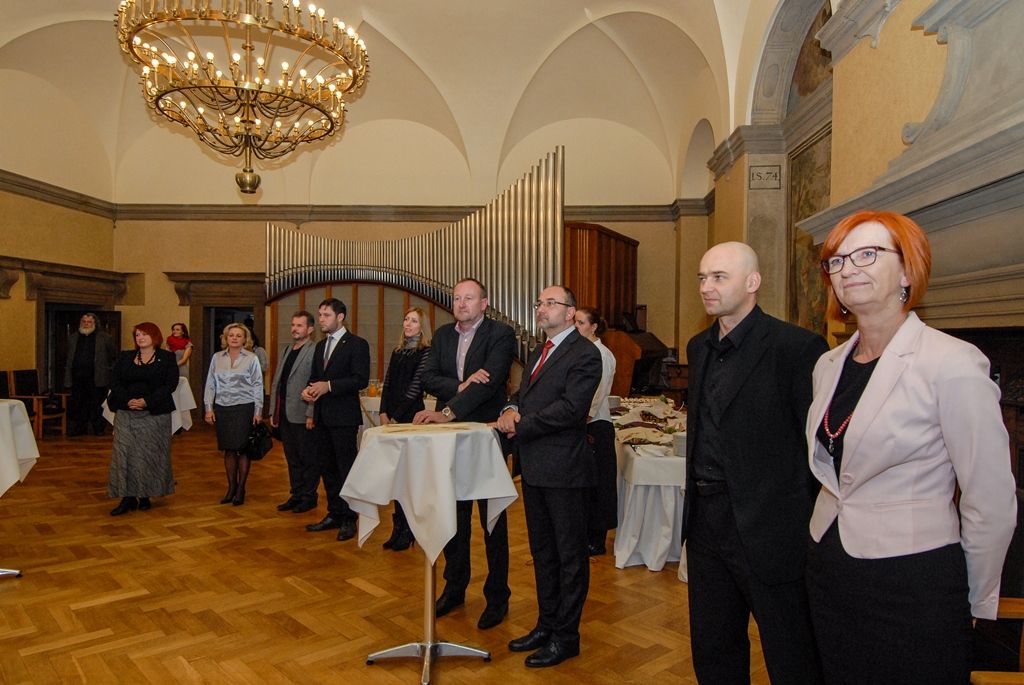 Plzeň v těchto dnech hostí delegaci Výboru pro kulturu a vzdělávání Evropského parlamentu. Na dnešní (4.11.2015) slavnostní recepci je v budově historické radnice přivítal primátor města Martin Zrzavecký a další členové Rady města Plzně. „Jsme skoro na konci ročního projektu, ale už nyní můžeme konstatovat, že šlo o projekt úspěšný. Je to zásluha právě těch lidí, kteří tady s námi dnes jsou,“ uvedl primátor. Setkání s europoslanci se kromě vedení radnice zúčastnili také zástupci plzeňských kulturních institucí.