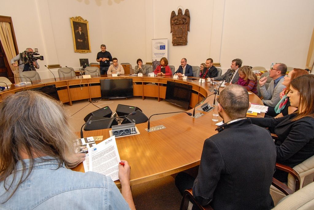 S výsledky projektu Plzeň – Evropské hlavní město kultury 2015 se v těchto dnech v západočeské metropoli seznámila delegace Výboru pro kulturu a vzdělávání Evropského parlamentu (CULT). Podle europoslanců Sylvie Costy (Itálie), Momchila Nekova (Bulharsko) a Michaely Šojdrové (Česká republika), kteří delegaci tvoří, je projekt Plzně pozitivní a otevírá velké možnosti dál. Europoslanci se zajímali o zkušenosti s realizací projektu, a to jak z hlediska aktuálních i dlouhodobých přínosů, tak i z hlediska rizik či problémů, kterým muselo město v přípravné i realizační fázi čelit. (foto: 5.11.2015)