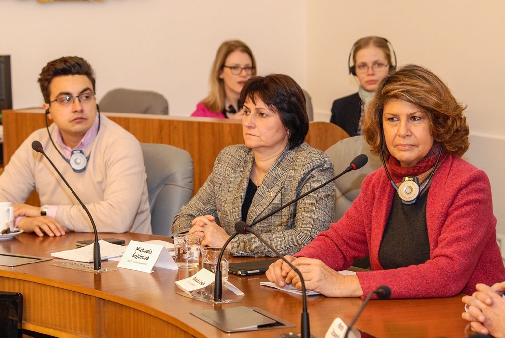 S výsledky projektu Plzeň – Evropské hlavní město kultury 2015 se v těchto dnech v západočeské metropoli seznámila delegace Výboru pro kulturu a vzdělávání Evropského parlamentu (CULT). Podle europoslanců Sylvie Costy (Itálie), Momchila Nekova (Bulharsko) a Michaely Šojdrové (Česká republika), kteří delegaci tvoří, je projekt Plzně pozitivní a otevírá velké možnosti dál. Europoslanci se zajímali o zkušenosti s realizací projektu, a to jak z hlediska aktuálních i dlouhodobých přínosů, tak i z hlediska rizik či problémů, kterým muselo město v přípravné i realizační fázi čelit. (foto: 5.11.2015)