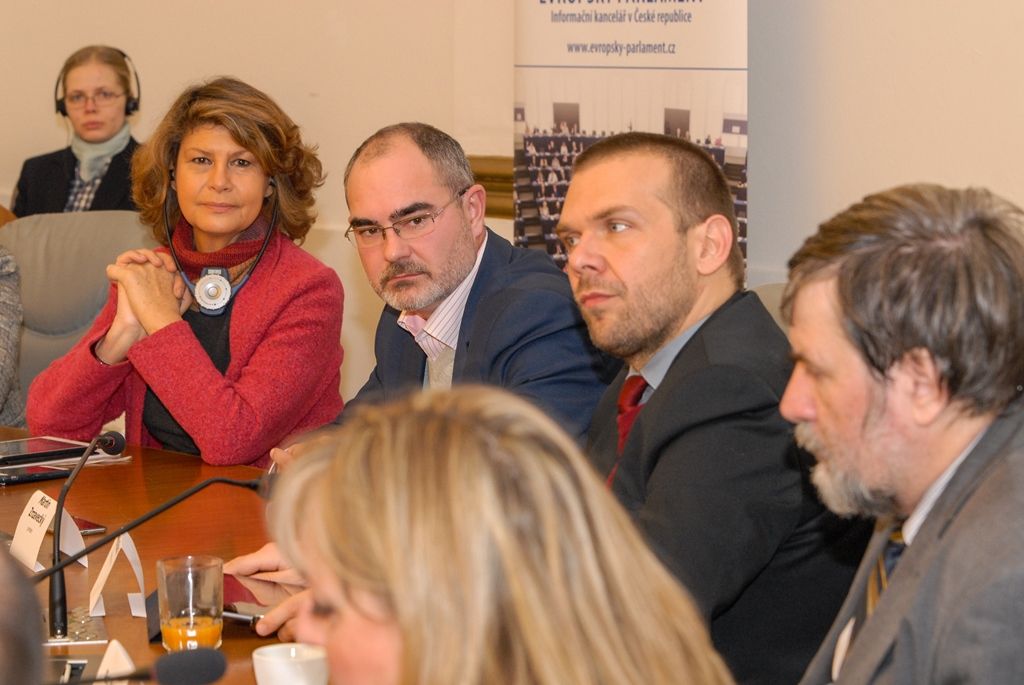S výsledky projektu Plzeň – Evropské hlavní město kultury 2015 se v těchto dnech v západočeské metropoli seznámila delegace Výboru pro kulturu a vzdělávání Evropského parlamentu (CULT). Podle europoslanců Sylvie Costy (Itálie), Momchila Nekova (Bulharsko) a Michaely Šojdrové (Česká republika), kteří delegaci tvoří, je projekt Plzně pozitivní a otevírá velké možnosti dál. Europoslanci se zajímali o zkušenosti s realizací projektu, a to jak z hlediska aktuálních i dlouhodobých přínosů, tak i z hlediska rizik či problémů, kterým muselo město v přípravné i realizační fázi čelit. (foto: 5.11.2015)