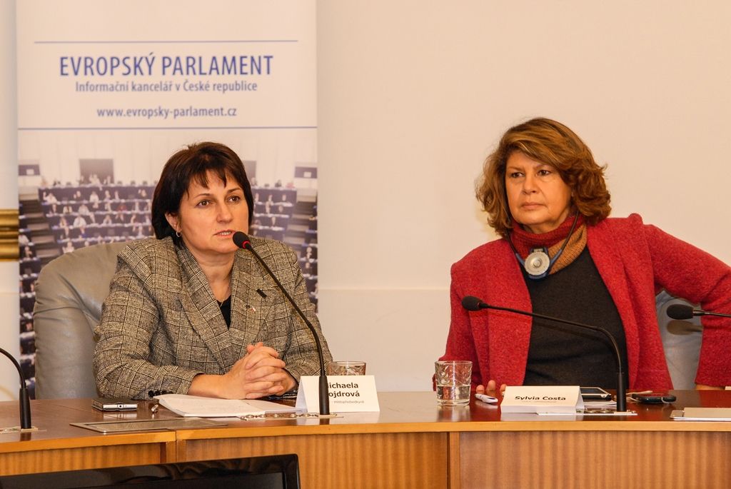 S výsledky projektu Plzeň – Evropské hlavní město kultury 2015 se v těchto dnech v západočeské metropoli seznámila delegace Výboru pro kulturu a vzdělávání Evropského parlamentu (CULT). Podle europoslanců Sylvie Costy (Itálie), Momchila Nekova (Bulharsko) a Michaely Šojdrové (Česká republika), kteří delegaci tvoří, je projekt Plzně pozitivní a otevírá velké možnosti dál. Europoslanci se zajímali o zkušenosti s realizací projektu, a to jak z hlediska aktuálních i dlouhodobých přínosů, tak i z hlediska rizik či problémů, kterým muselo město v přípravné i realizační fázi čelit. (foto: 5.11.2015)