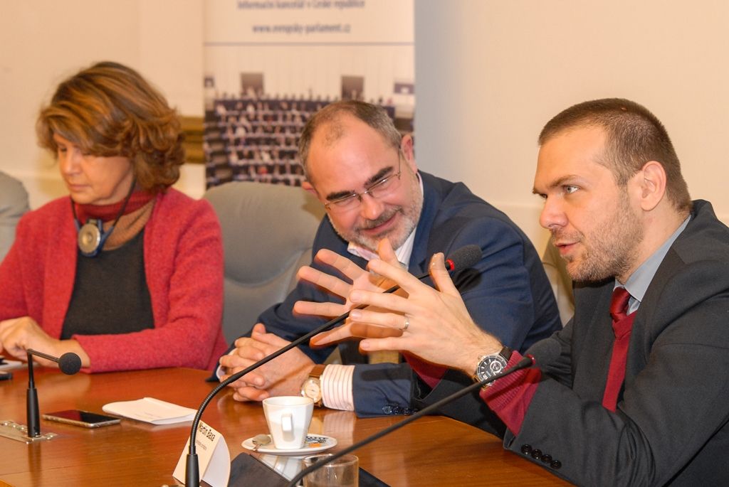 S výsledky projektu Plzeň – Evropské hlavní město kultury 2015 se v těchto dnech v západočeské metropoli seznámila delegace Výboru pro kulturu a vzdělávání Evropského parlamentu (CULT). Podle europoslanců Sylvie Costy (Itálie), Momchila Nekova (Bulharsko) a Michaely Šojdrové (Česká republika), kteří delegaci tvoří, je projekt Plzně pozitivní a otevírá velké možnosti dál. Europoslanci se zajímali o zkušenosti s realizací projektu, a to jak z hlediska aktuálních i dlouhodobých přínosů, tak i z hlediska rizik či problémů, kterým muselo město v přípravné i realizační fázi čelit. (foto: 5.11.2015)