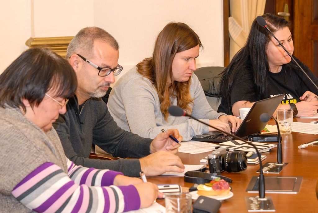 S výsledky projektu Plzeň – Evropské hlavní město kultury 2015 se v těchto dnech v západočeské metropoli seznámila delegace Výboru pro kulturu a vzdělávání Evropského parlamentu (CULT). Podle europoslanců Sylvie Costy (Itálie), Momchila Nekova (Bulharsko) a Michaely Šojdrové (Česká republika), kteří delegaci tvoří, je projekt Plzně pozitivní a otevírá velké možnosti dál. Europoslanci se zajímali o zkušenosti s realizací projektu, a to jak z hlediska aktuálních i dlouhodobých přínosů, tak i z hlediska rizik či problémů, kterým muselo město v přípravné i realizační fázi čelit. (foto: 5.11.2015)