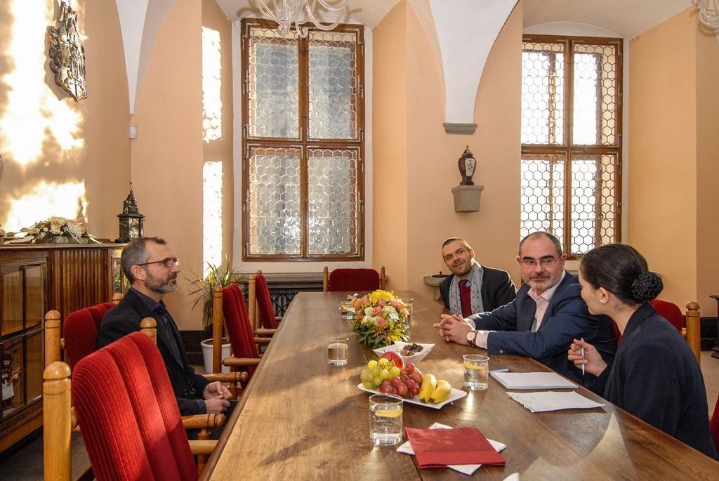 Další pozitivní ohlasy na projekt Plzeň – Evropské hlavní město kultury 2015 zaznamenalo v tomto týdnu vedení města. Kladné hodnocení zaznělo při čtvrteční (5.11.2015) návštěvě Michela Magniera, který je ředitelem úřadu Evropského hlavního města kultury Bruxelles a ředitelem Výboru kultury a kreativity generálního ředitelství pro vzdělávání a kulturu Evropské komise. Na plzeňské radnici jej přijal primátor Martin Zrzavecký, setkání se zúčastnili i náměstek Martin Baxa a ředitel společnosti Plzeň 2015 Jiří Suchánek.
