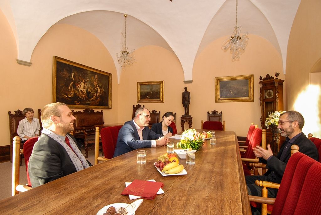 Další pozitivní ohlasy na projekt Plzeň – Evropské hlavní město kultury 2015 zaznamenalo v tomto týdnu vedení města. Kladné hodnocení zaznělo při čtvrteční (5.11.2015) návštěvě Michela Magniera, který je ředitelem úřadu Evropského hlavního města kultury Bruxelles a ředitelem Výboru kultury a kreativity generálního ředitelství pro vzdělávání a kulturu Evropské komise. Na plzeňské radnici jej přijal primátor Martin Zrzavecký, setkání se zúčastnili i náměstek Martin Baxa a ředitel společnosti Plzeň 2015 Jiří Suchánek.