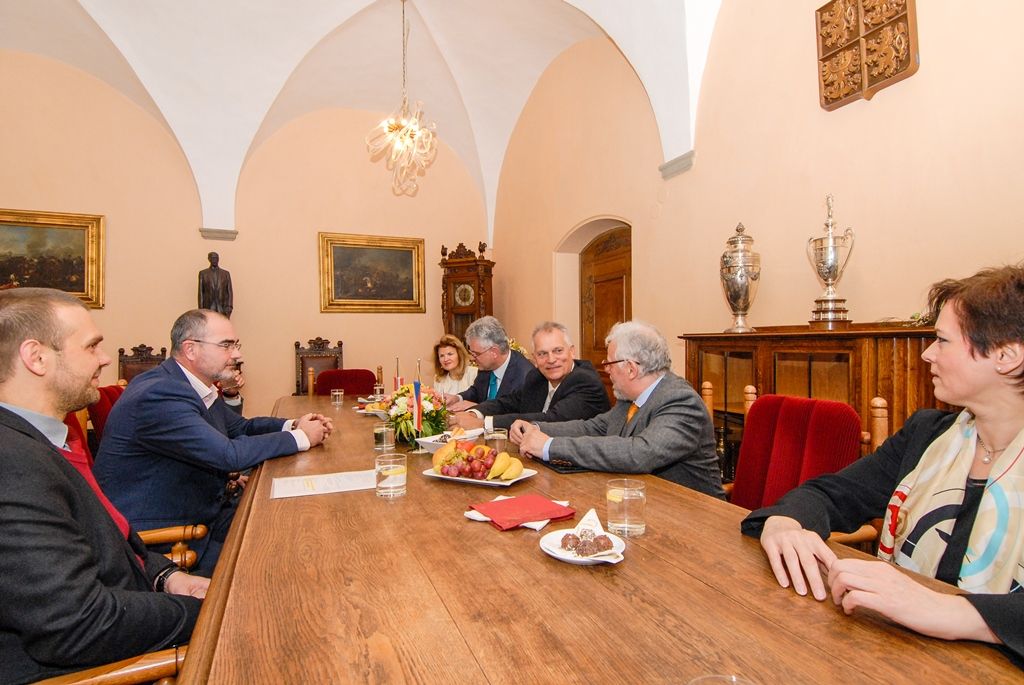 O lepší dopravní návaznosti na České Budějovice a Linec včetně vylepšení infrastruktury, hlubší spolupráci s rakouskými firmami nebo o projektu Evropské hlavní město kultury, jehož titul získalo v roce 2009 město Linec, diskutovali při čtvrteční schůzce předseda Spolkové rady Rakouské republiky Gottfried Kneifel, primátor města Martin Zrzavecký a jeho náměstek Martin Baxa. Rakouský předseda přijel do Plzně v rámci své oficiální cesty do České republiky, také u příležitosti návštěvy fotbalového utkání Evropské ligy mezi FC Viktoria Plzeň a vídeňským Rapidem. (foto: 5.11.2015)