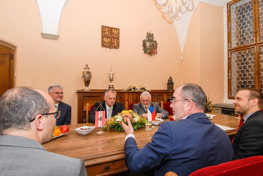 O lepší dopravní návaznosti na České Budějovice a Linec včetně vylepšení infrastruktury, hlubší spolupráci s rakouskými firmami nebo o projektu Evropské hlavní město kultury, jehož titul získalo v roce 2009 město Linec, diskutovali při čtvrteční schůzce předseda Spolkové rady Rakouské republiky Gottfried Kneifel, primátor města Martin Zrzavecký a jeho náměstek Martin Baxa. Rakouský předseda přijel do Plzně v rámci své oficiální cesty do České republiky, také u příležitosti návštěvy fotbalového utkání Evropské ligy mezi FC Viktoria Plzeň a vídeňským Rapidem. (foto: 5.11.2015)