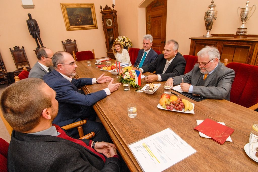 O lepší dopravní návaznosti na České Budějovice a Linec včetně vylepšení infrastruktury, hlubší spolupráci s rakouskými firmami nebo o projektu Evropské hlavní město kultury, jehož titul získalo v roce 2009 město Linec, diskutovali při čtvrteční schůzce předseda Spolkové rady Rakouské republiky Gottfried Kneifel, primátor města Martin Zrzavecký a jeho náměstek Martin Baxa. Rakouský předseda přijel do Plzně v rámci své oficiální cesty do České republiky, také u příležitosti návštěvy fotbalového utkání Evropské ligy mezi FC Viktoria Plzeň a vídeňským Rapidem. (foto: 5.11.2015)