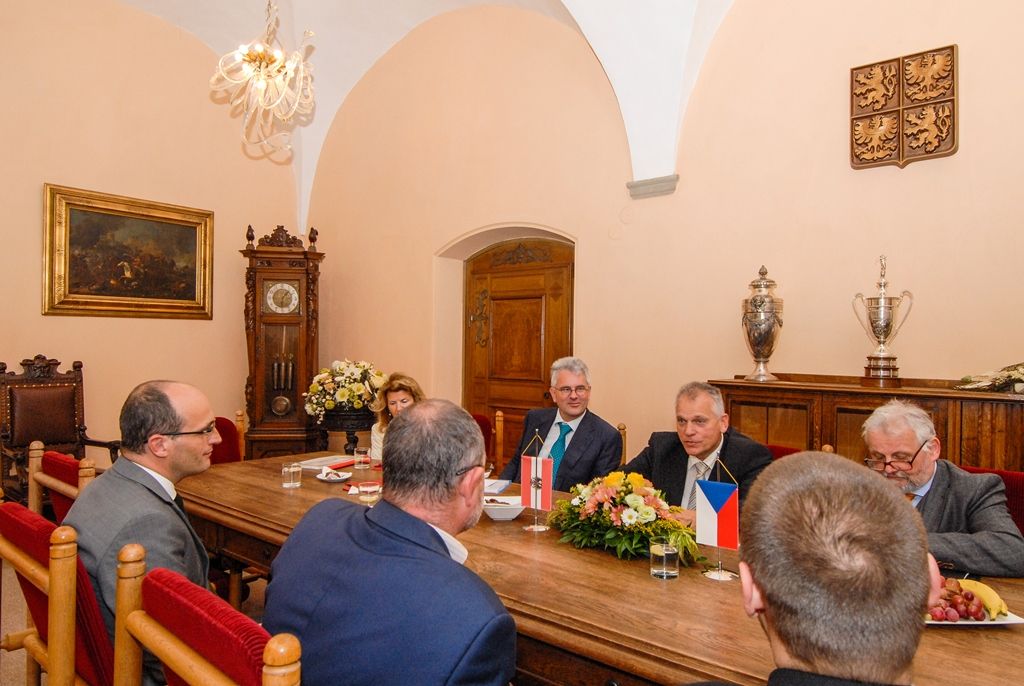 O lepší dopravní návaznosti na České Budějovice a Linec včetně vylepšení infrastruktury, hlubší spolupráci s rakouskými firmami nebo o projektu Evropské hlavní město kultury, jehož titul získalo v roce 2009 město Linec, diskutovali při čtvrteční schůzce předseda Spolkové rady Rakouské republiky Gottfried Kneifel, primátor města Martin Zrzavecký a jeho náměstek Martin Baxa. Rakouský předseda přijel do Plzně v rámci své oficiální cesty do České republiky, také u příležitosti návštěvy fotbalového utkání Evropské ligy mezi FC Viktoria Plzeň a vídeňským Rapidem. (foto: 5.11.2015)
