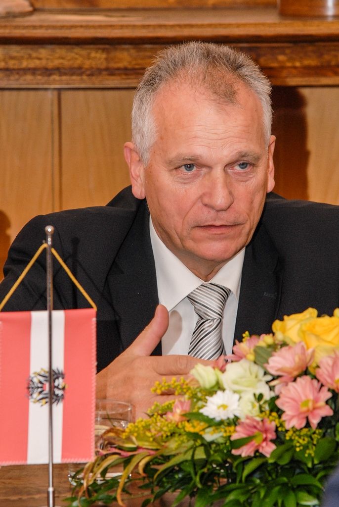 O lepší dopravní návaznosti na České Budějovice a Linec včetně vylepšení infrastruktury, hlubší spolupráci s rakouskými firmami nebo o projektu Evropské hlavní město kultury, jehož titul získalo v roce 2009 město Linec, diskutovali při čtvrteční schůzce předseda Spolkové rady Rakouské republiky Gottfried Kneifel, primátor města Martin Zrzavecký a jeho náměstek Martin Baxa. Rakouský předseda přijel do Plzně v rámci své oficiální cesty do České republiky, také u příležitosti návštěvy fotbalového utkání Evropské ligy mezi FC Viktoria Plzeň a vídeňským Rapidem. (foto: 5.11.2015)