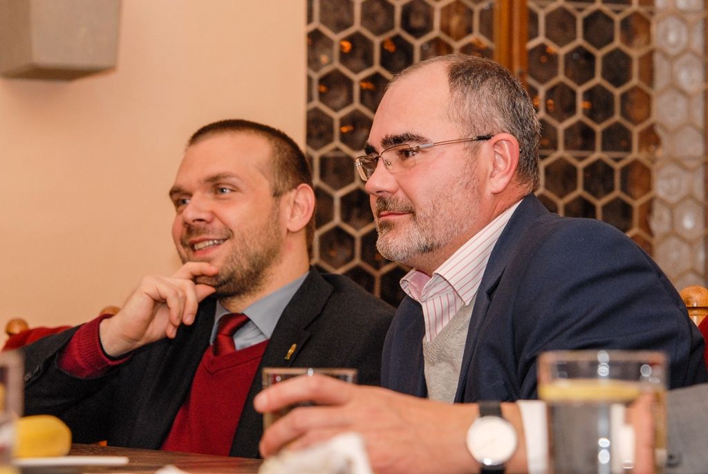 O lepší dopravní návaznosti na České Budějovice a Linec včetně vylepšení infrastruktury, hlubší spolupráci s rakouskými firmami nebo o projektu Evropské hlavní město kultury, jehož titul získalo v roce 2009 město Linec, diskutovali při čtvrteční schůzce předseda Spolkové rady Rakouské republiky Gottfried Kneifel, primátor města Martin Zrzavecký a jeho náměstek Martin Baxa. Rakouský předseda přijel do Plzně v rámci své oficiální cesty do České republiky, také u příležitosti návštěvy fotbalového utkání Evropské ligy mezi FC Viktoria Plzeň a vídeňským Rapidem. (foto: 5.11.2015)