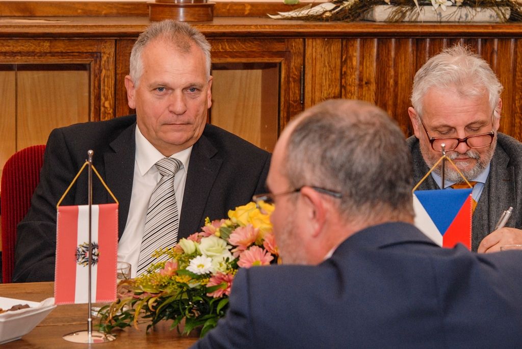 O lepší dopravní návaznosti na České Budějovice a Linec včetně vylepšení infrastruktury, hlubší spolupráci s rakouskými firmami nebo o projektu Evropské hlavní město kultury, jehož titul získalo v roce 2009 město Linec, diskutovali při čtvrteční schůzce předseda Spolkové rady Rakouské republiky Gottfried Kneifel, primátor města Martin Zrzavecký a jeho náměstek Martin Baxa. Rakouský předseda přijel do Plzně v rámci své oficiální cesty do České republiky, také u příležitosti návštěvy fotbalového utkání Evropské ligy mezi FC Viktoria Plzeň a vídeňským Rapidem. (foto: 5.11.2015)