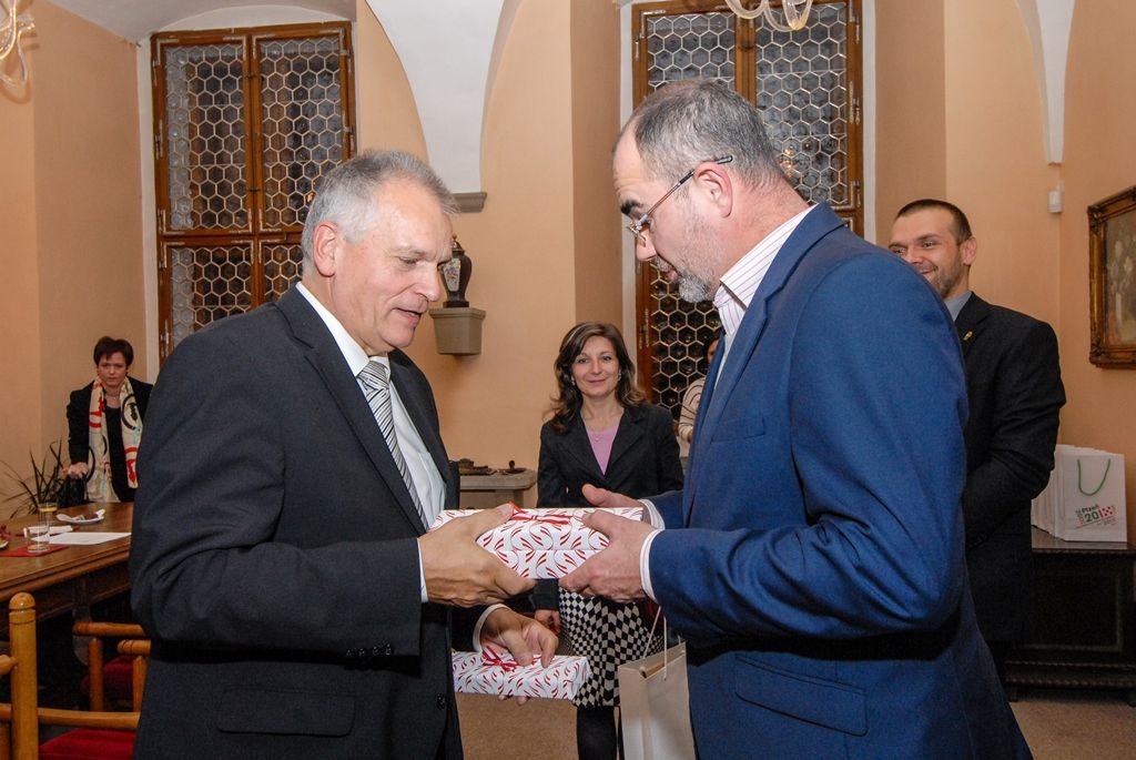 O lepší dopravní návaznosti na České Budějovice a Linec včetně vylepšení infrastruktury, hlubší spolupráci s rakouskými firmami nebo o projektu Evropské hlavní město kultury, jehož titul získalo v roce 2009 město Linec, diskutovali při čtvrteční schůzce předseda Spolkové rady Rakouské republiky Gottfried Kneifel, primátor města Martin Zrzavecký a jeho náměstek Martin Baxa. Rakouský předseda přijel do Plzně v rámci své oficiální cesty do České republiky, také u příležitosti návštěvy fotbalového utkání Evropské ligy mezi FC Viktoria Plzeň a vídeňským Rapidem. (foto: 5.11.2015)