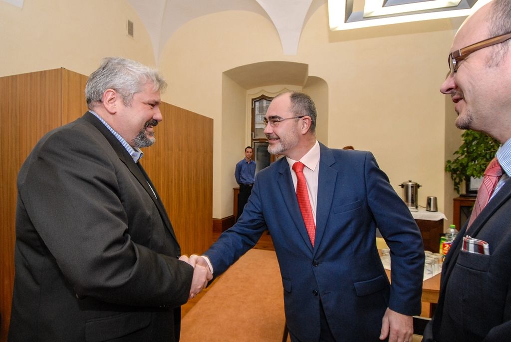 Nakládání s odpady, zkušenosti Plzně s členstvím České republiky v Evropské unii a také systém řízení kvality na úřadě a společenská odpovědnost byly tématy, nad nimiž se v sobotu dopoledne sešli zástupci Plzně s vedením švýcarského Winterthuru. Delegaci nejvyšších představitelů města, s nímž má západočeská metropole uzavřeno již 21 let partnerství, přivítali na radnici primátor Martin Zrzavecký a jeho náměstkyně Eva Herinková. Následovaly společné workshopy, při nichž zástupci obou měst diskutovali o vybraných tématech a vyměňovali si zkušenosti. (foto: 7.11.2015)