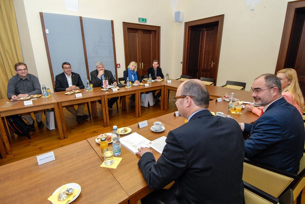 Nakládání s odpady, zkušenosti Plzně s členstvím České republiky v Evropské unii a také systém řízení kvality na úřadě a společenská odpovědnost byly tématy, nad nimiž se v sobotu dopoledne sešli zástupci Plzně s vedením švýcarského Winterthuru. Delegaci nejvyšších představitelů města, s nímž má západočeská metropole uzavřeno již 21 let partnerství, přivítali na radnici primátor Martin Zrzavecký a jeho náměstkyně Eva Herinková. Následovaly společné workshopy, při nichž zástupci obou měst diskutovali o vybraných tématech a vyměňovali si zkušenosti. (foto: 7.11.2015)