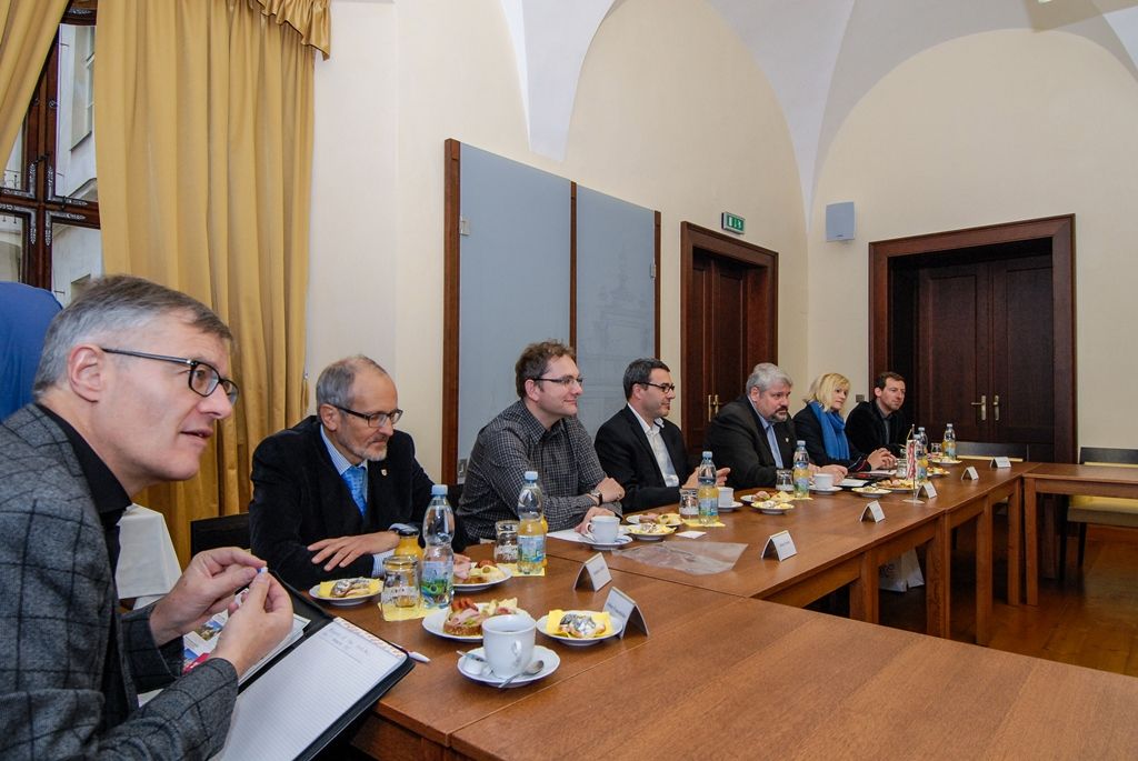 Nakládání s odpady, zkušenosti Plzně s členstvím České republiky v Evropské unii a také systém řízení kvality na úřadě a společenská odpovědnost byly tématy, nad nimiž se v sobotu dopoledne sešli zástupci Plzně s vedením švýcarského Winterthuru. Delegaci nejvyšších představitelů města, s nímž má západočeská metropole uzavřeno již 21 let partnerství, přivítali na radnici primátor Martin Zrzavecký a jeho náměstkyně Eva Herinková. Následovaly společné workshopy, při nichž zástupci obou měst diskutovali o vybraných tématech a vyměňovali si zkušenosti. (foto: 7.11.2015)