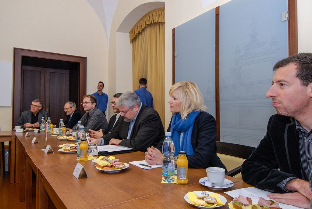 Nakládání s odpady, zkušenosti Plzně s členstvím České republiky v Evropské unii a také systém řízení kvality na úřadě a společenská odpovědnost byly tématy, nad nimiž se v sobotu dopoledne sešli zástupci Plzně s vedením švýcarského Winterthuru. Delegaci nejvyšších představitelů města, s nímž má západočeská metropole uzavřeno již 21 let partnerství, přivítali na radnici primátor Martin Zrzavecký a jeho náměstkyně Eva Herinková. Následovaly společné workshopy, při nichž zástupci obou měst diskutovali o vybraných tématech a vyměňovali si zkušenosti. (foto: 7.11.2015)