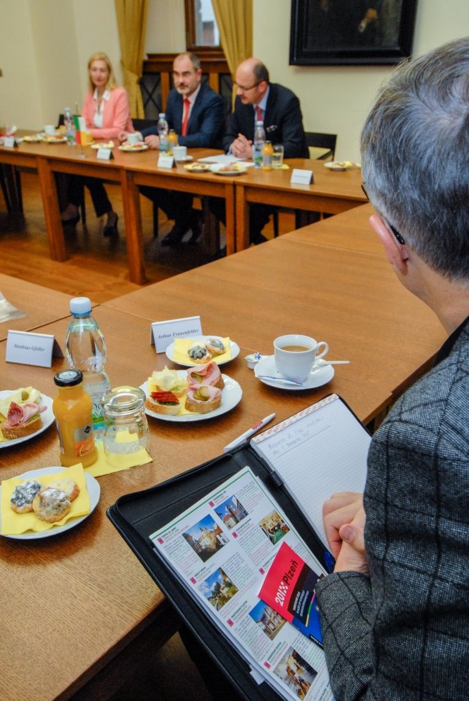 Nakládání s odpady, zkušenosti Plzně s členstvím České republiky v Evropské unii a také systém řízení kvality na úřadě a společenská odpovědnost byly tématy, nad nimiž se v sobotu dopoledne sešli zástupci Plzně s vedením švýcarského Winterthuru. Delegaci nejvyšších představitelů města, s nímž má západočeská metropole uzavřeno již 21 let partnerství, přivítali na radnici primátor Martin Zrzavecký a jeho náměstkyně Eva Herinková. Následovaly společné workshopy, při nichž zástupci obou měst diskutovali o vybraných tématech a vyměňovali si zkušenosti. (foto: 7.11.2015)