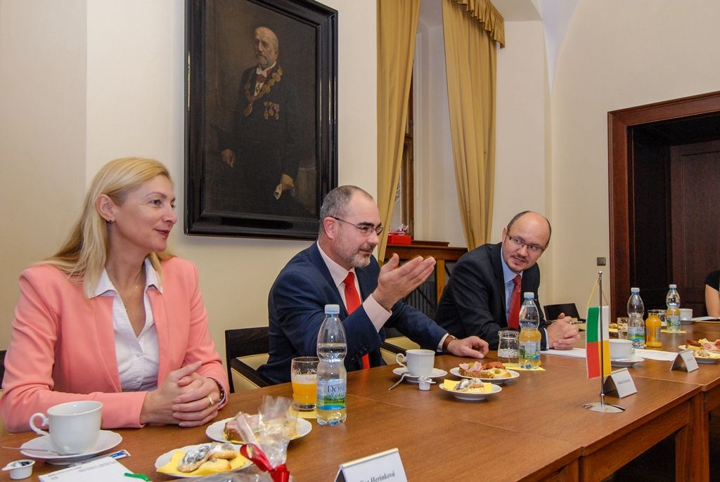 Nakládání s odpady, zkušenosti Plzně s členstvím České republiky v Evropské unii a také systém řízení kvality na úřadě a společenská odpovědnost byly tématy, nad nimiž se v sobotu dopoledne sešli zástupci Plzně s vedením švýcarského Winterthuru. Delegaci nejvyšších představitelů města, s nímž má západočeská metropole uzavřeno již 21 let partnerství, přivítali na radnici primátor Martin Zrzavecký a jeho náměstkyně Eva Herinková. Následovaly společné workshopy, při nichž zástupci obou měst diskutovali o vybraných tématech a vyměňovali si zkušenosti. (foto: 7.11.2015)