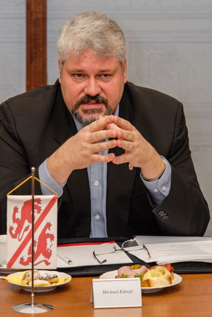 Nakládání s odpady, zkušenosti Plzně s členstvím České republiky v Evropské unii a také systém řízení kvality na úřadě a společenská odpovědnost byly tématy, nad nimiž se v sobotu dopoledne sešli zástupci Plzně s vedením švýcarského Winterthuru. Delegaci nejvyšších představitelů města, s nímž má západočeská metropole uzavřeno již 21 let partnerství, přivítali na radnici primátor Martin Zrzavecký a jeho náměstkyně Eva Herinková. Následovaly společné workshopy, při nichž zástupci obou měst diskutovali o vybraných tématech a vyměňovali si zkušenosti. (foto: 7.11.2015)