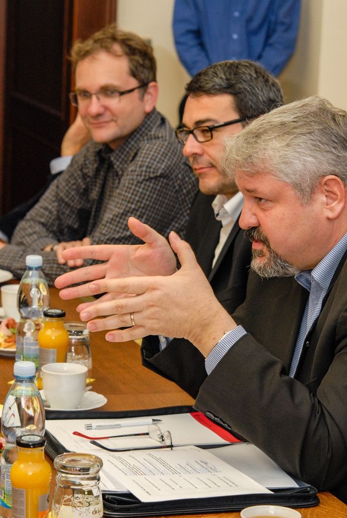 Nakládání s odpady, zkušenosti Plzně s členstvím České republiky v Evropské unii a také systém řízení kvality na úřadě a společenská odpovědnost byly tématy, nad nimiž se v sobotu dopoledne sešli zástupci Plzně s vedením švýcarského Winterthuru. Delegaci nejvyšších představitelů města, s nímž má západočeská metropole uzavřeno již 21 let partnerství, přivítali na radnici primátor Martin Zrzavecký a jeho náměstkyně Eva Herinková. Následovaly společné workshopy, při nichž zástupci obou měst diskutovali o vybraných tématech a vyměňovali si zkušenosti. (foto: 7.11.2015)