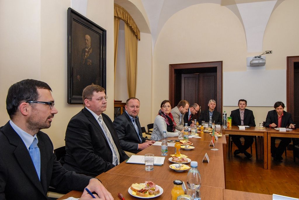 Nakládání s odpady, zkušenosti Plzně s členstvím České republiky v Evropské unii a také systém řízení kvality na úřadě a společenská odpovědnost byly tématy, nad nimiž se v sobotu dopoledne sešli zástupci Plzně s vedením švýcarského Winterthuru. Delegaci nejvyšších představitelů města, s nímž má západočeská metropole uzavřeno již 21 let partnerství, přivítali na radnici primátor Martin Zrzavecký a jeho náměstkyně Eva Herinková. Následovaly společné workshopy, při nichž zástupci obou měst diskutovali o vybraných tématech a vyměňovali si zkušenosti. (foto: 7.11.2015)
